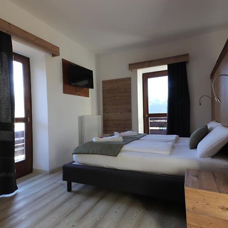 Hotel Alla Rocca Varena Bagian luar foto