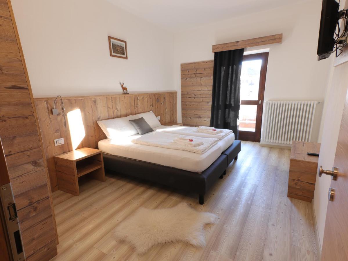 Hotel Alla Rocca Varena Bagian luar foto
