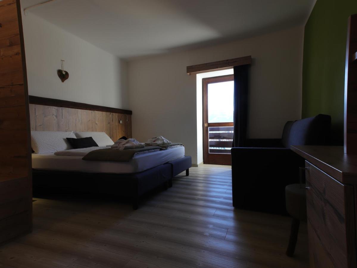 Hotel Alla Rocca Varena Bagian luar foto