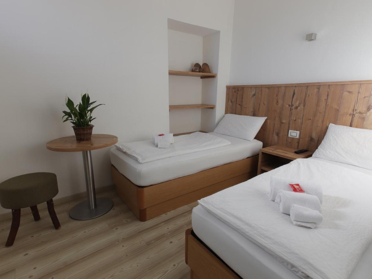 Hotel Alla Rocca Varena Bagian luar foto