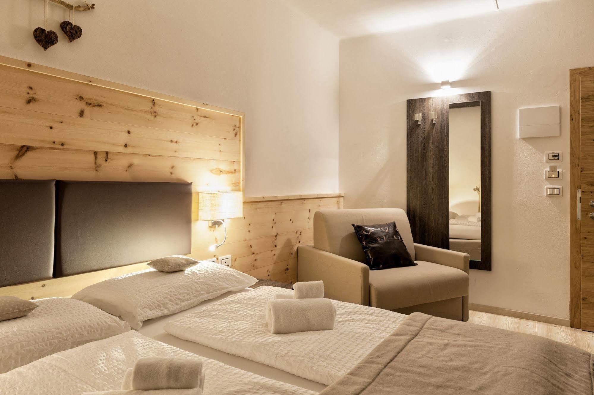 Hotel Alla Rocca Varena Bagian luar foto