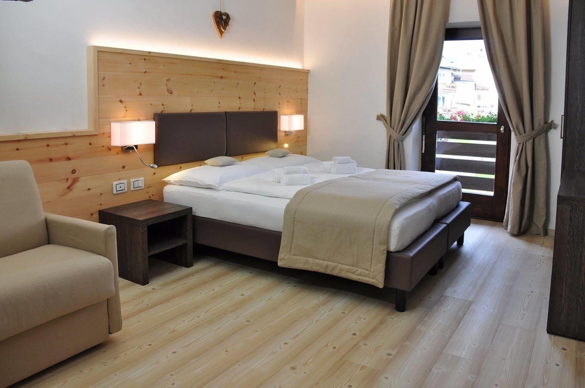 Hotel Alla Rocca Varena Bagian luar foto