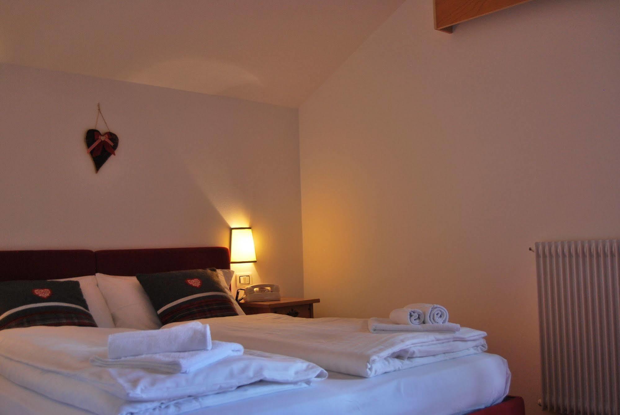 Hotel Alla Rocca Varena Bagian luar foto