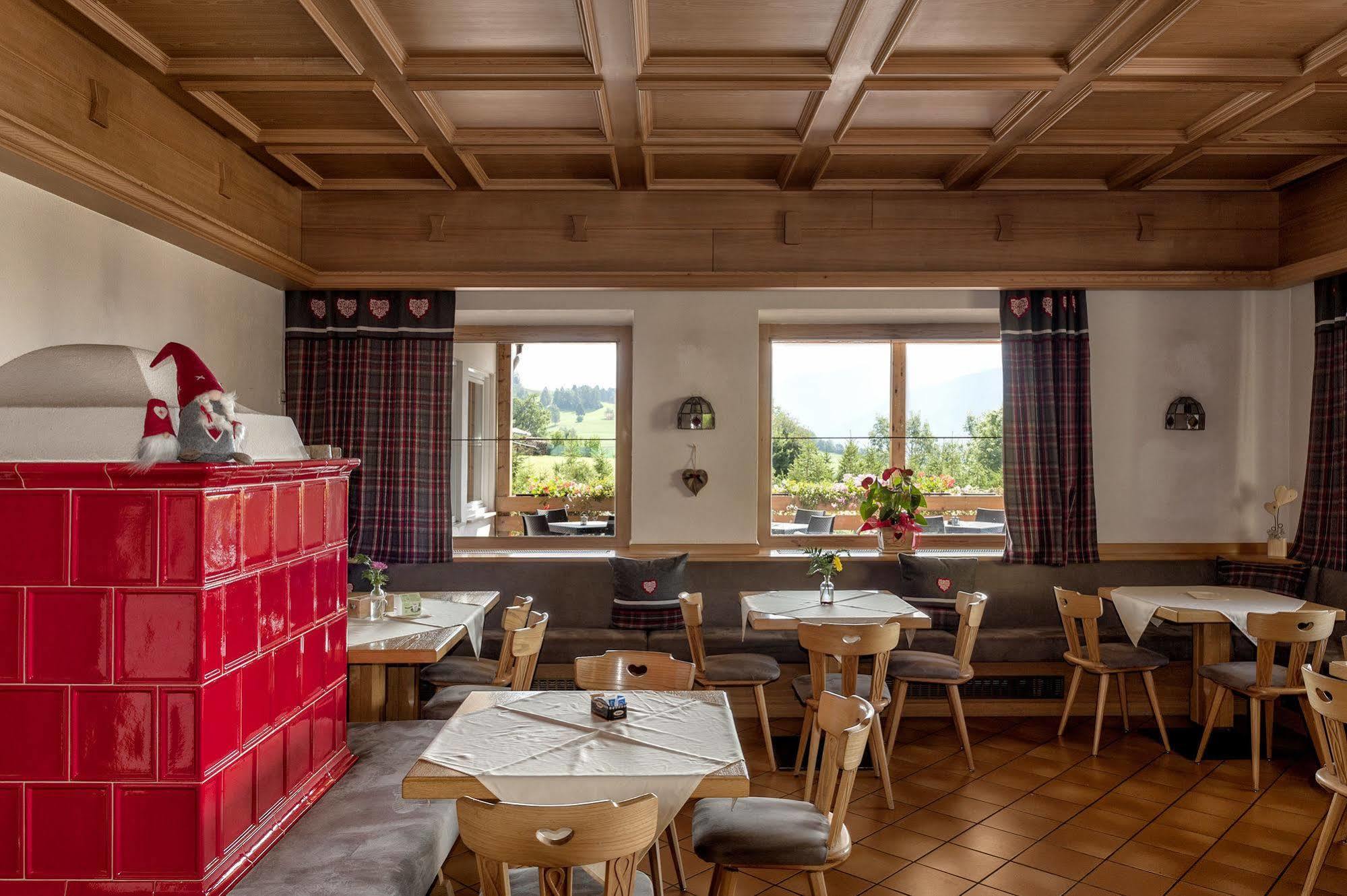 Hotel Alla Rocca Varena Bagian luar foto