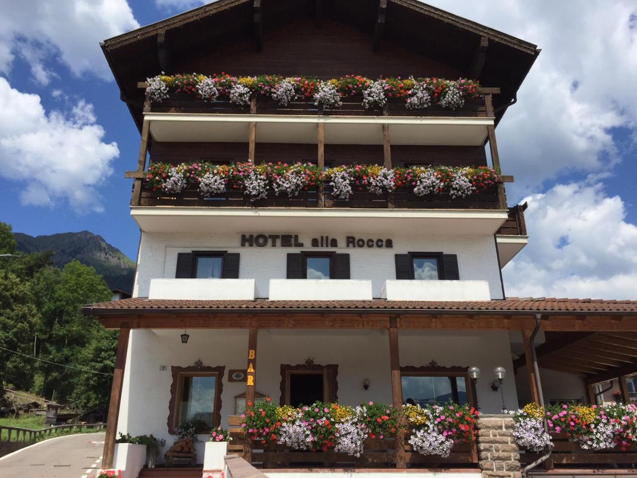 Hotel Alla Rocca Varena Bagian luar foto